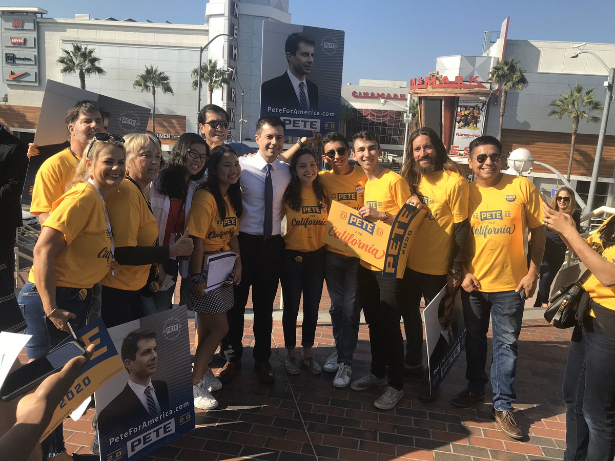 patdt09's tweet photo. #TeamPete looking real good at  #CADem19 .@PeteButtigieg stopping by to say hello to our volunteers 💪🏼 #Pete2020 #CaliLove4Pete https://t.co/ycG5DVRVlj