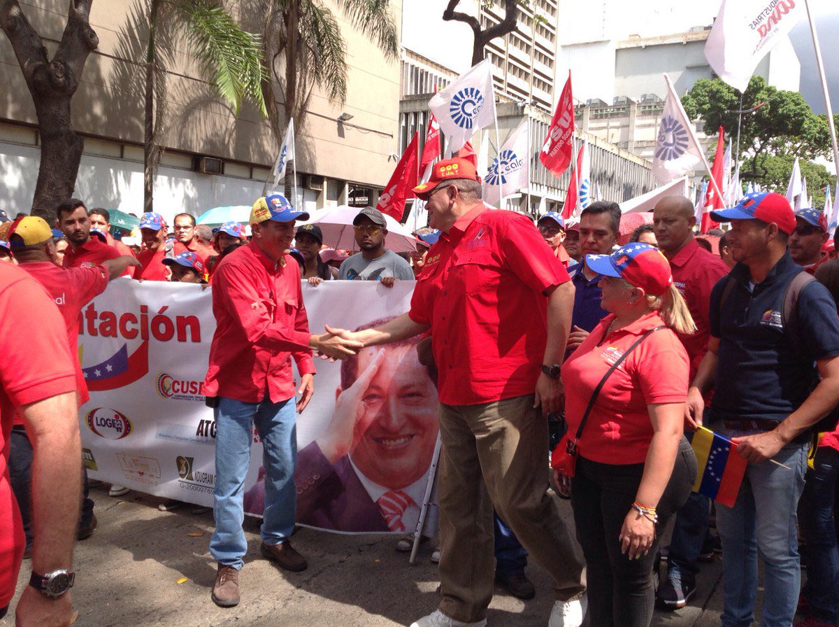 GJCabelloC3K's tweet photo. El pueblo chavista se volcó a las calles para respaldar a nuestro hermano Pdte. @EvoEsPueblo, y el @MinppalOficial dijo presente con nuestro Ministro Carlos Leal Tellería. Otra lección + para quienes pretenden imitar el golpe de Estado en Bolivia.
#VenezuelaContraElFacismo https://t.co/Rs5sO60Y1Y