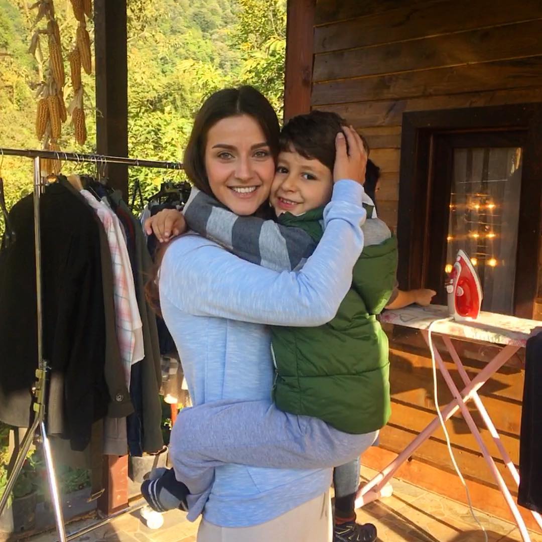 Set arkası'nda demir üşümesin diye üzülen helvacıoğlu sen gerçek bi Anne oldun anneliğ'in doğurmakla olmadığnı gösteren güzellik #iremhelvacıoğlu