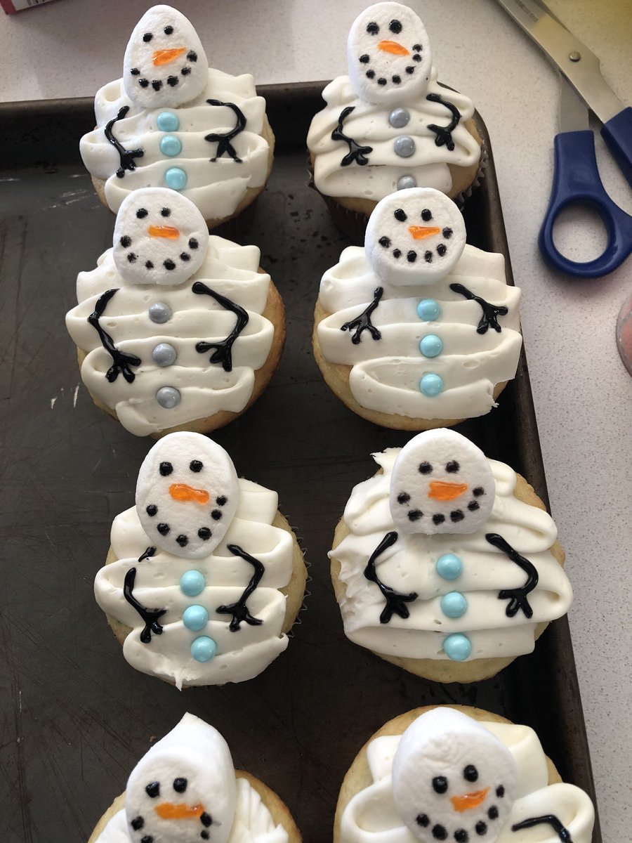 JDDASILVA2's tweet photo. Christmas cupcakes for the Church bake sale tomorrow 💓 https://t.co/mBtxw4H5f3