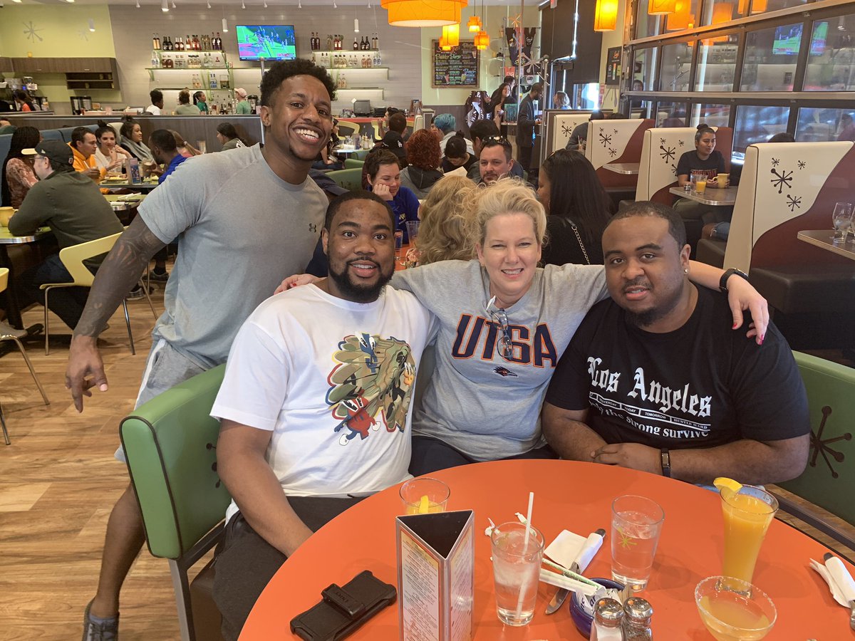 KingLoui_5's tweet photo. 10/10 experience today at @SnoozeAMEatery
-Food was Delicious (+drinks)
-Environment was tailored to you
-Service was amazing
No wonder they have the rep the do
Check them out
#StrandStrong https://t.co/cTKOAIn35U