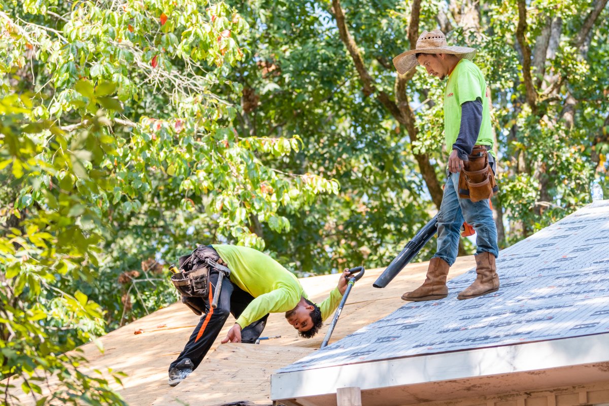 AlabamaRoofer's tweet photo. Subpar workmanship will bring you results that are quick and cheap, but it usually costs you more in the future. There is only one right way to do things properly. When it comes to working on the roof of your home, you will definitely 'get what you pay for'. https://t.co/xXqyRi7OWu