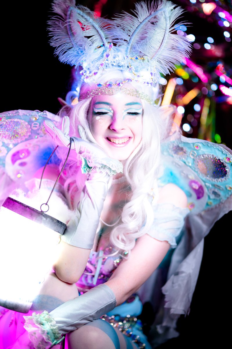 evettesniche's tweet photo. THE MOTH-LÄMP MEME WILL NEVER DIE ✊🦋
Photo by @koisplay
Edit by @evettesphotographyy
Brooch: @Puvithel
Shoes @dollskill
Eyes: @sugarpillmakeup lumi and creams from @MakeupRevJPN
Wig @ArdaWigs Danny in white 🥰 #ardawigs
#ardastyle
#mua #moth #lämp #lamp #mothmeme #costume https://t.co/DVKm3Uzi33
