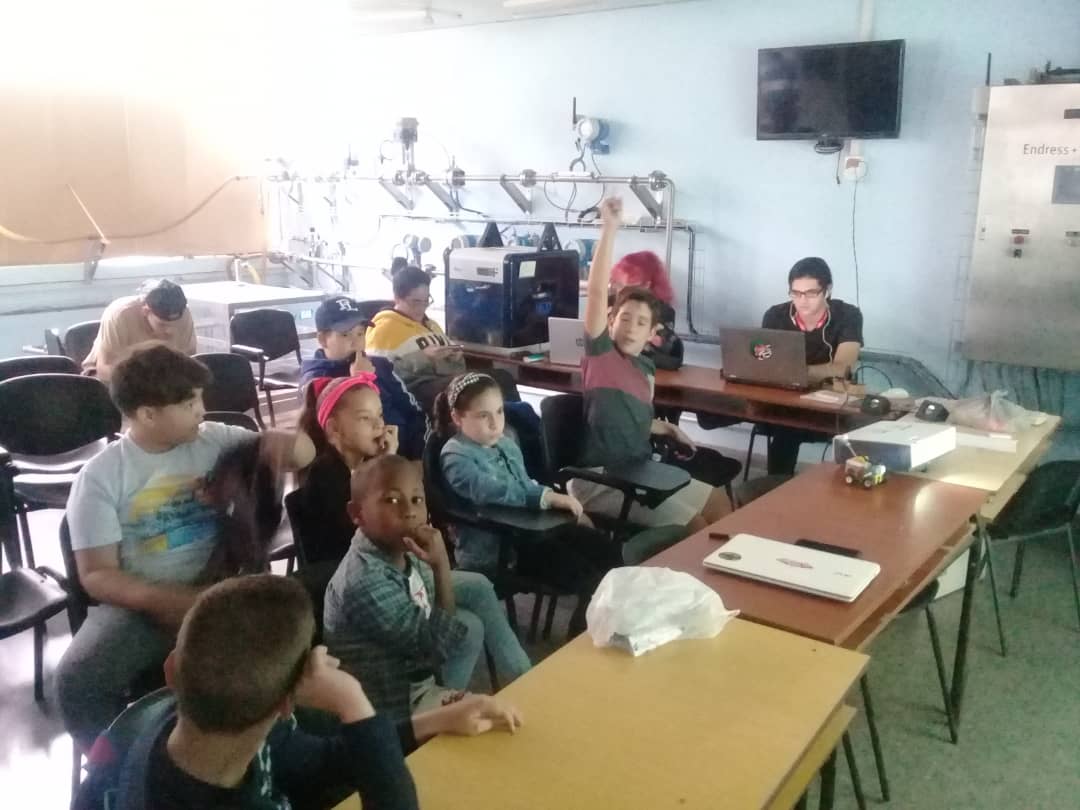 grmCujae's tweet image. Continuamos con el #CursoRobótica @mBlock_cc.
@DiazCanelB @PresidenciaCuba @AAB_Cuba @modesto_gc @DrRobertoMOjeda @DanhizDP