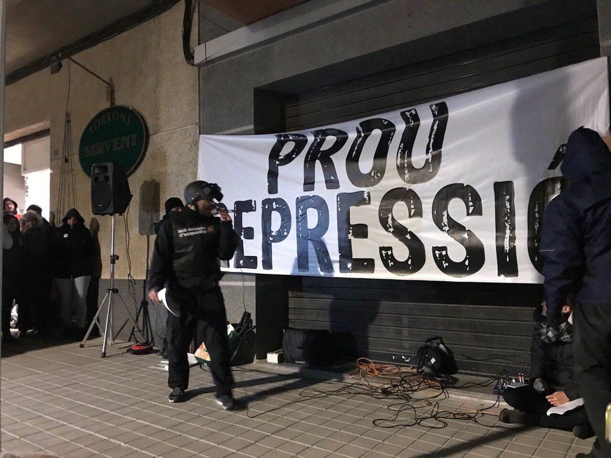 Arran_Valls's tweet photo. 👉 Avui hem omplert els Jutjats de cultura contra la repressió de la mà de @tornavisteatre, juntament amb @AssembleaValls i @vallsrepressio. Seguirem lluitant fins la plena llibertat! ✊

“La cultura és l’opció política més revolucionària a llarg termini” #MontserratRoig https://t.co/7uix52wWtB