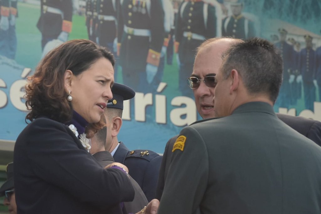 NancyPatricia_G's tweet photo. #AEstaHora acompaño a @CarlosHolmesTru en la ceremonia de posesión como
@mindefensa y reconocimiento por parte de las @FuerzasMilCol https://t.co/ToEBSe3vME