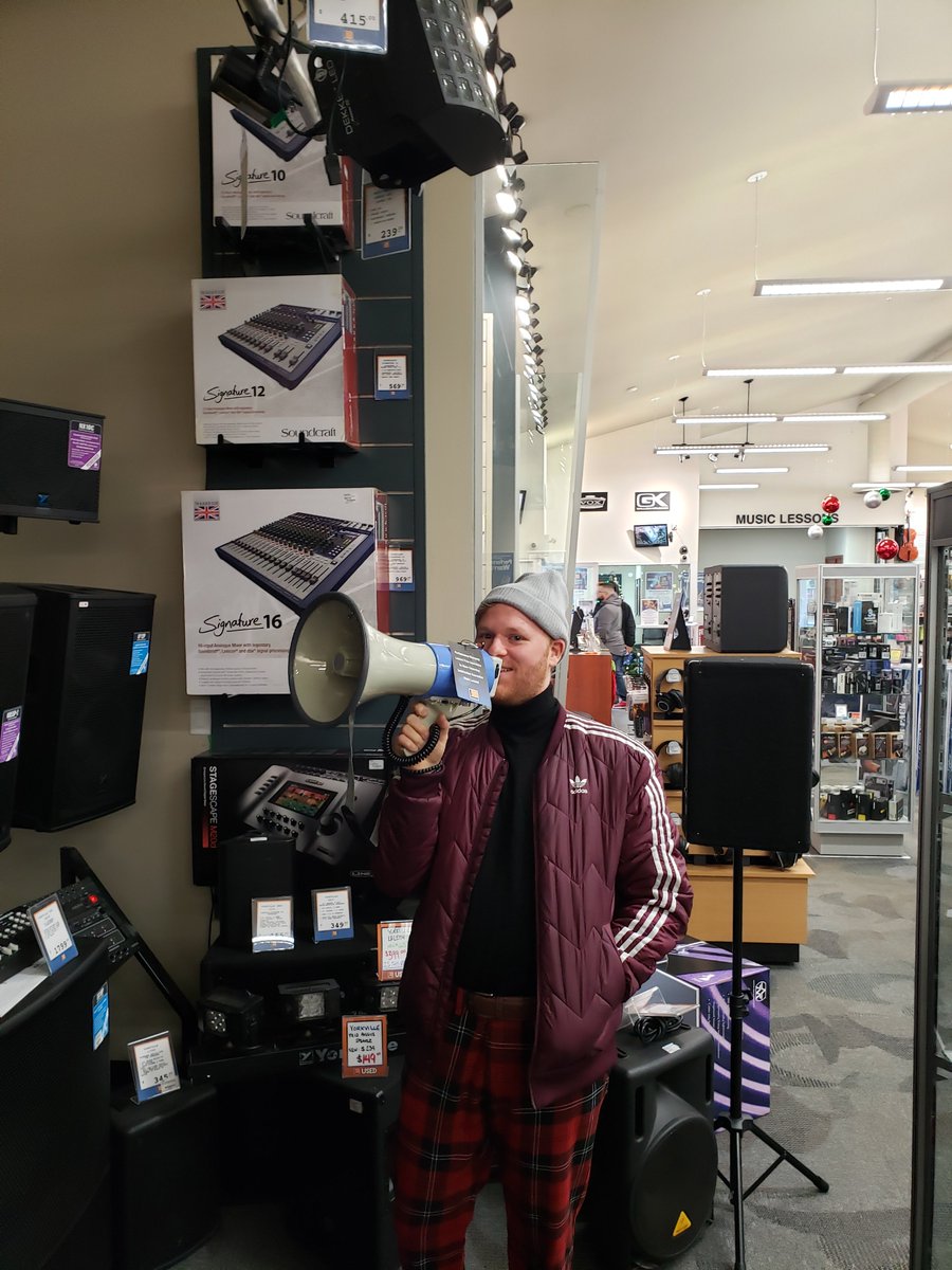 new toy for the set tonight. in freddy at <a href="/CapitalComplex/">Sydney Carton</a> on at 11