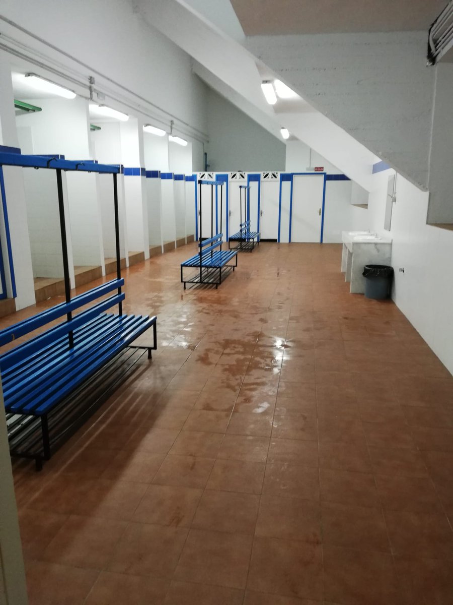 Futsalsur's tweet photo. La iniciativa de los cachorros del @RealBetisFS en su partido contra el @VictoriaKentFS dejando impecable su vestuario, la ha secundado el conjunto malagueño en su visita al pabellón Ruíz Mateos en su partido contra el @XerezDFC_Futsal . Que cunda este magnífico detalle. https://t.co/bgLcC4DGzJ