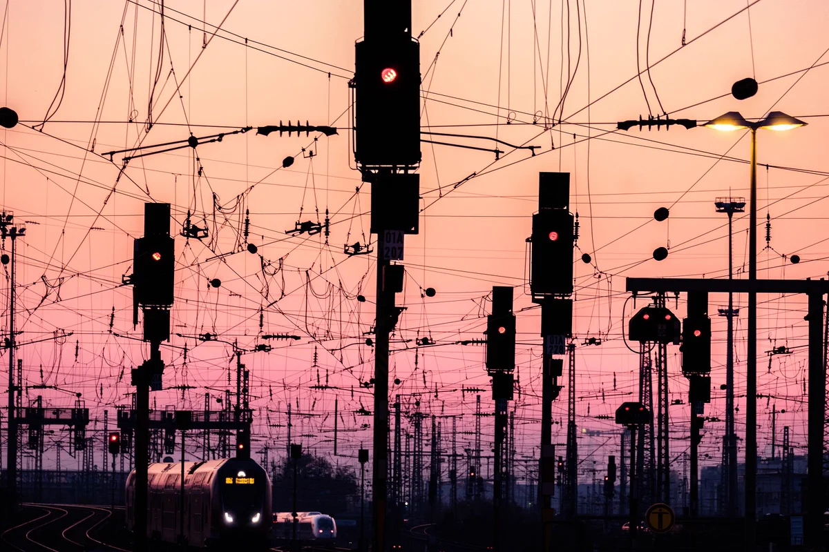 ドイツで撮影された夕暮れの電線がかっこよすぎる！！！