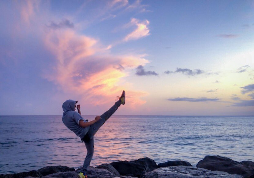 aimaqs's tweet photo. “Quit your job, travel the world, study martial arts, be awesome, die happy.” ♾
I’m living in the sunset because I’m the #luckiestkidever 
#luckyaileenphotography #wanderingdojo #ninjaartist #muaythai #martialarts #teep #livinginthesunset #hawaii #sunset https://t.co/eMEQqpT1jX