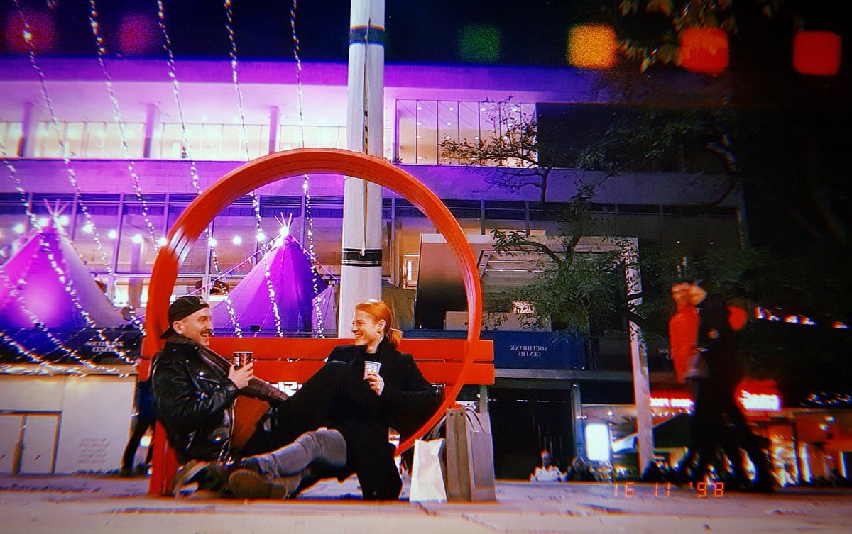 A Hot dark chocolate, a <a href="/Sammy_brownie/">Samantha Brown</a>, some twinkle lights. Autumn/winter magic in London! Love my city! 😍 #mycity #myfriend