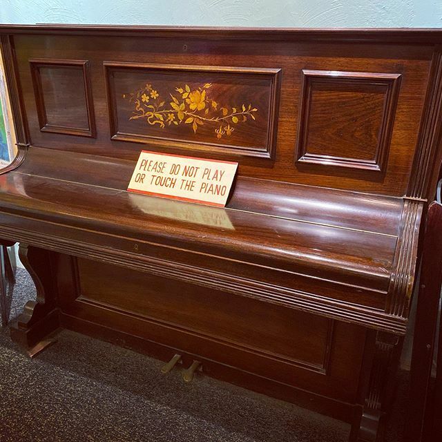 raphrobbins's tweet image. Life is a series of pianos that tell you not to play them. ift.tt/37bR6ay