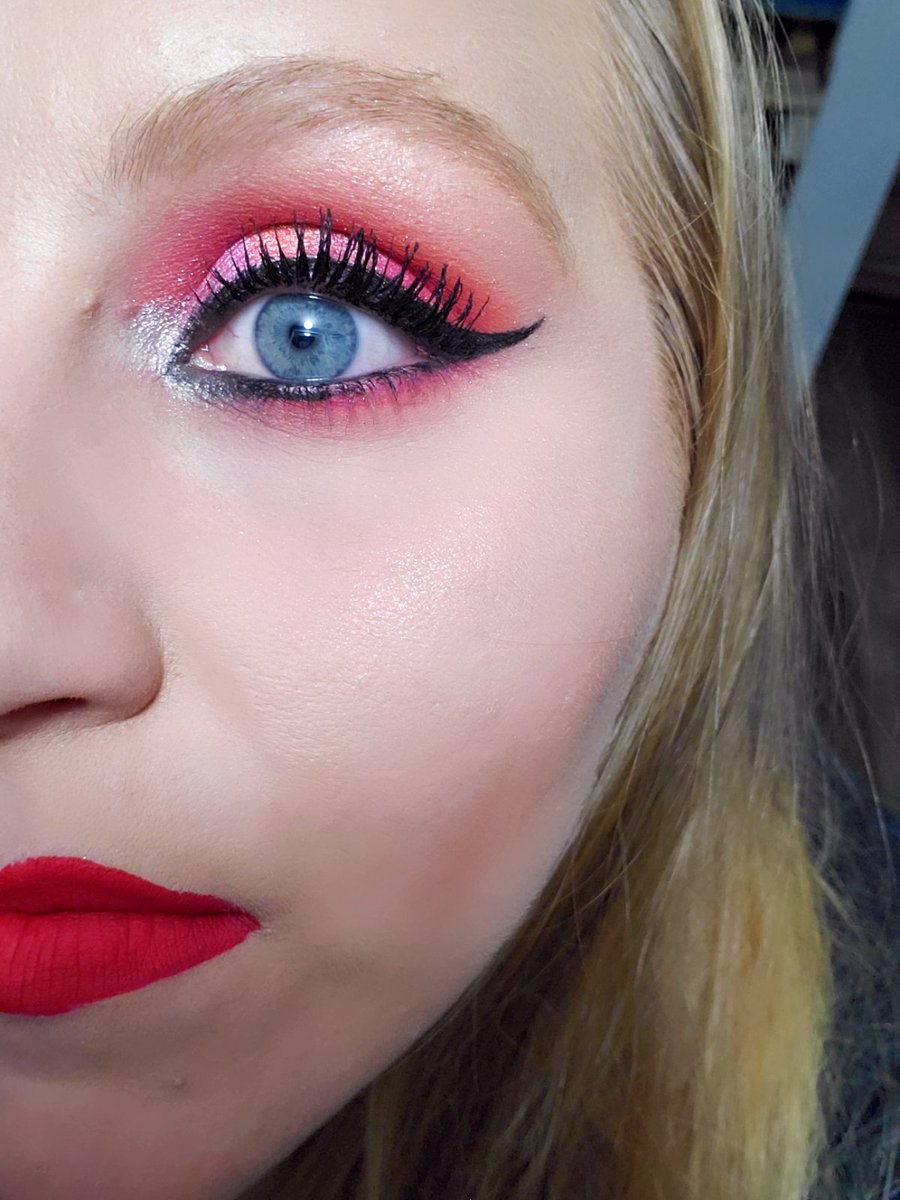 LL_Cool_Bay's tweet image. Falling in love with these red and pink shades from JawBrealer and @MorpheBrushes Jeffree colab pallete , lips are redrum with strawberry crush blended from the center out. @JeffreeStar #selfmua #imtrying #rollerlash