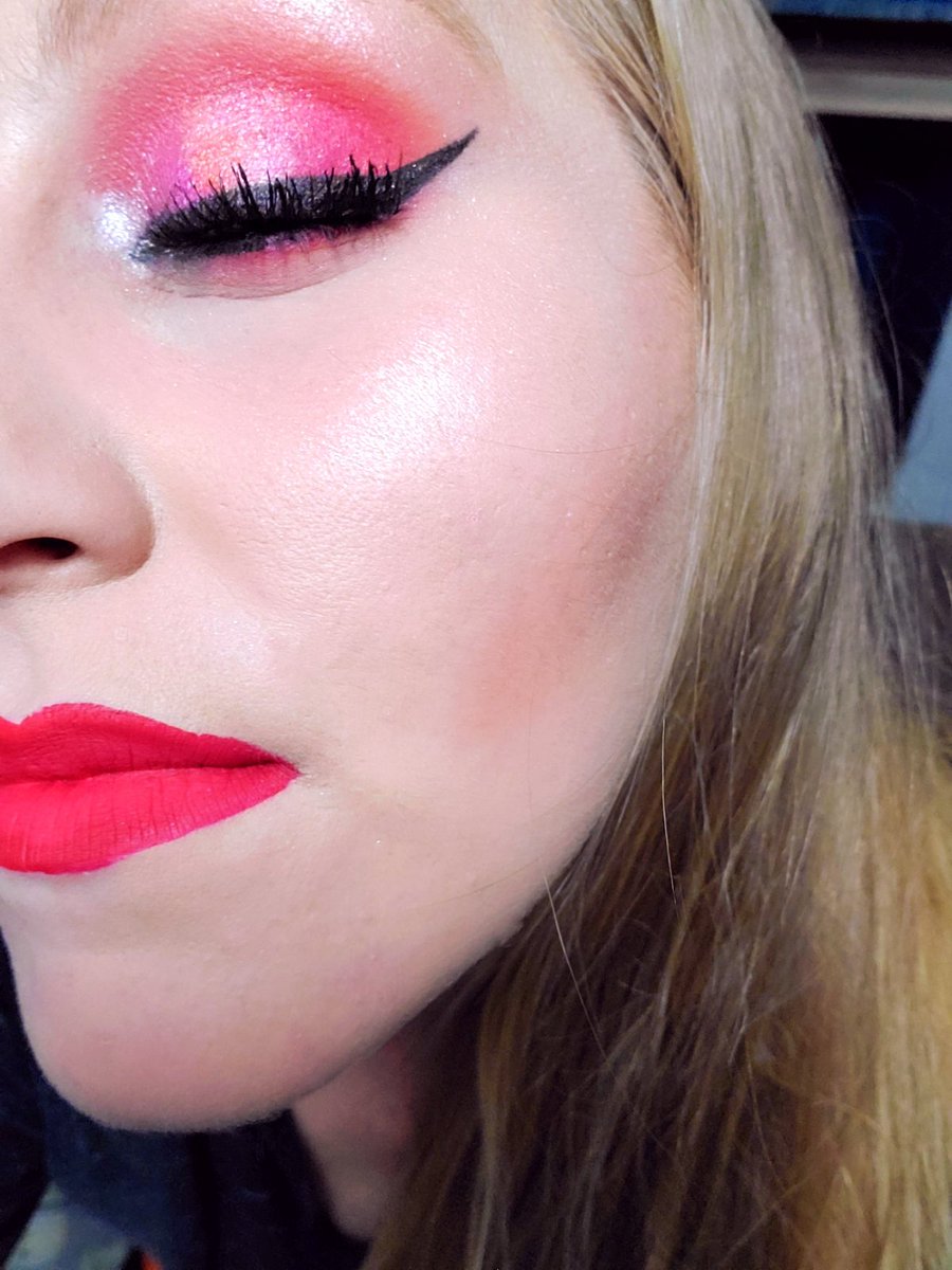 LL_Cool_Bay's tweet image. Falling in love with these red and pink shades from JawBrealer and @MorpheBrushes Jeffree colab pallete , lips are redrum with strawberry crush blended from the center out. @JeffreeStar #selfmua #imtrying #rollerlash