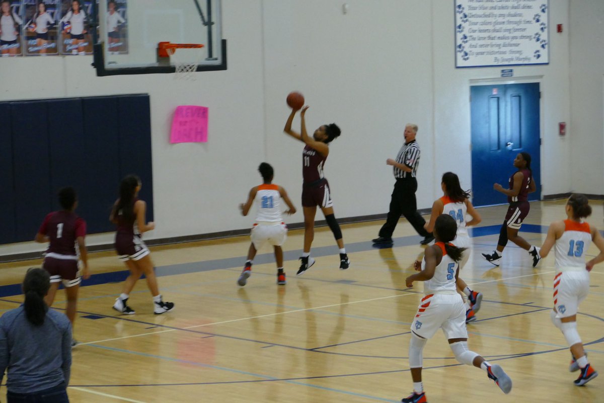 Highlands Iyana Clay pulls down 10 rebounds and 3 blocks against Carroll!! <a href="/ClayYaya/">Yaya_clay</a>