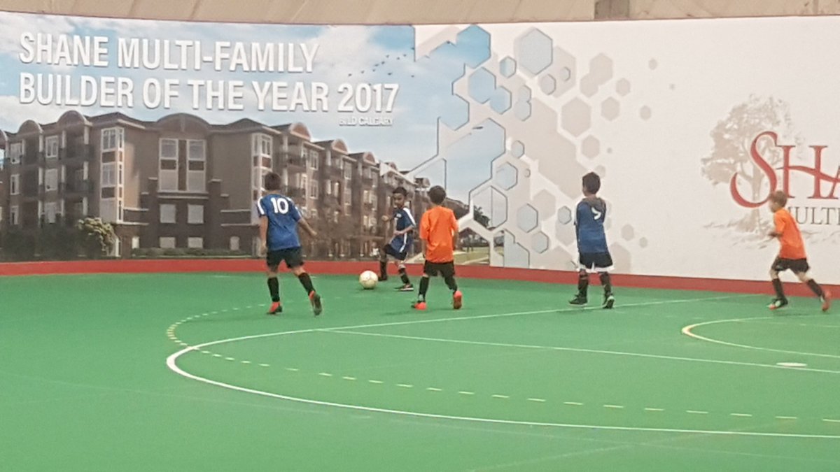 rockiessoccer's tweet image. A very early @cmsasoccer  U8 game
Against @calgary_rangers wearing orange 🤔. Great game minimal coaching minimal parent coaching only cheering. Kids just getting on with it and finding their own solutions. #letthemplay