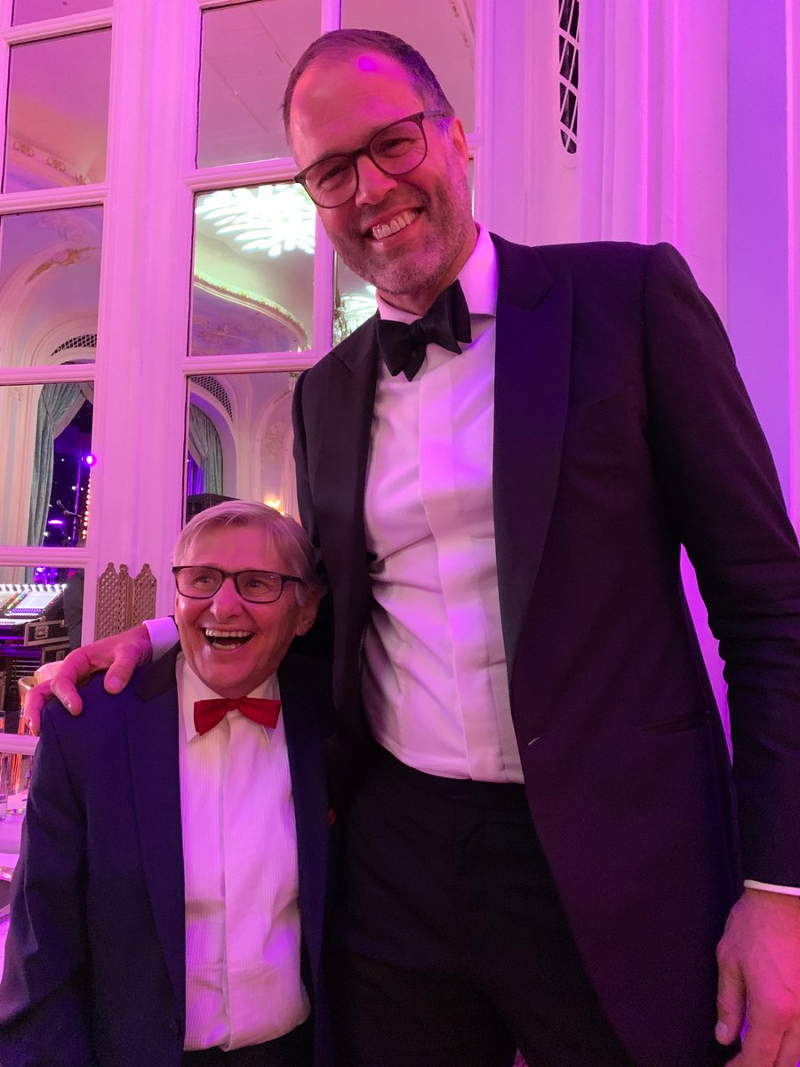 daraobriain's tweet image. Hosted the Willow foundation Ball tonight. Lovely charity, gorgeous night. Amidst it all this meeting occurred between jockey Willy Carson and Rugby player Martin Bayfield.