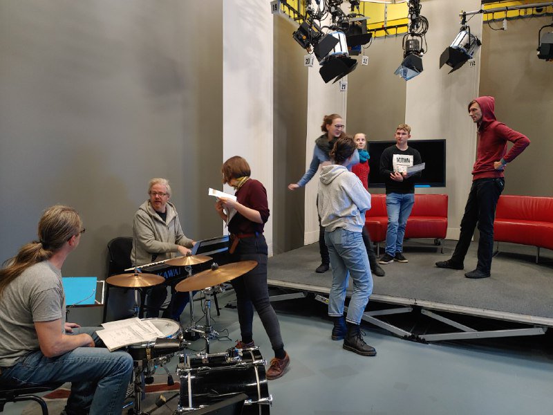 Die Generalprobe für die <a href="/Visionale_Lpz/">Visionale Leipzig</a> im Studio von Floid, dem Hochschulfernsehen der <a href="/HTWKLeipzig/">HTWK Leipzig</a>, ist vorüber. Die #visionale19 öffnet heute Mittag ihre Tore im @Schauspiel_LE .
Um 16:00 Uhr startet dann die VisionaleShow auf der großen Bühne. Kommt vorbei!