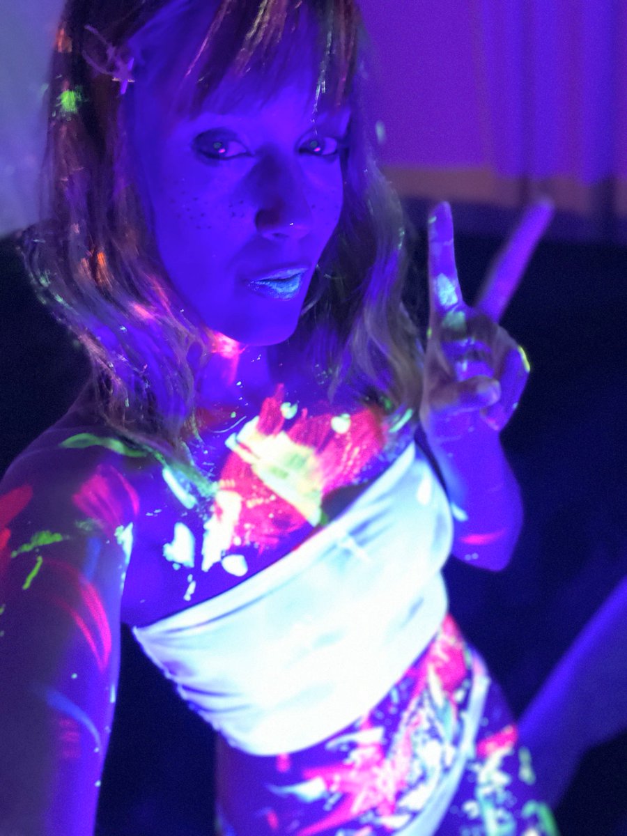 LunaLuxCosplay's tweet photo. Things got glowy tonight ☺️
#glowinthedark #blacklight #glowinthedarkmakeup #memecosplay #galaxychan #cosplaypreview #bikini #pastel https://t.co/iXVZoJVcAE
