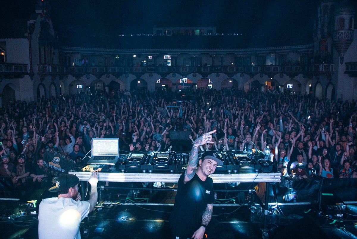 subdocta's tweet photo. Getting 5000 people to yell “I love @dirtmonkeymusic” when he’s not even there never gets old. https://t.co/45ydW2lOtg