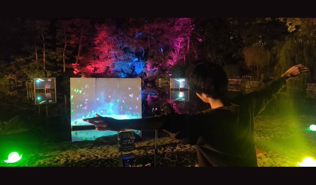 TwitFukuoka's tweet image. 石橋文化センター「アートフェスティバル2019」九州大学芸術工学部4人制作のメディアアート作品「tech-tech」。幻想的な雰囲気を演出。詳細こちら→ twitfukuoka.com/?p=114436