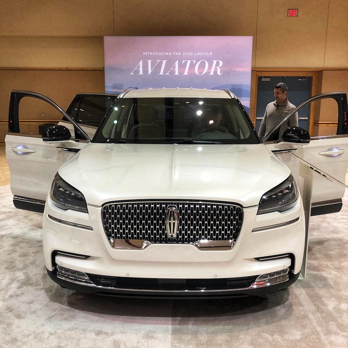 TampaAutoShow's tweet photo. #Lincoln is displaying the new 2020 #Navigator at the #TampaAutoShow! https://t.co/oLQSFlBThl