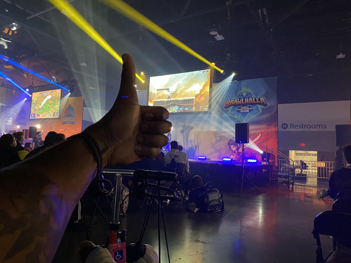 THERE ARE SO MANY PEOPLE HERE AND I LOVE IT #Dreamhack #Brawlhalla