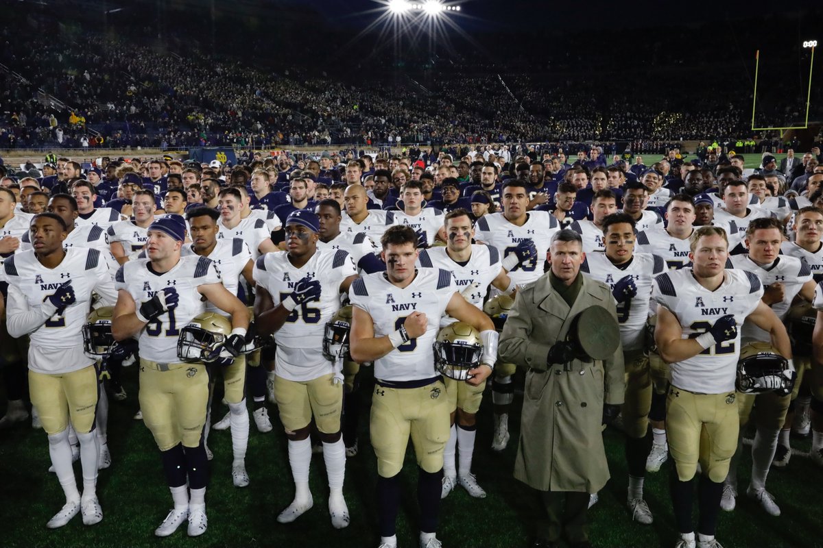 NDFootball's tweet image. No matter the year, one thing never changes.

We’re always proud to battle the Naval Academy on the gridiron and then stand behind our brothers.

#GoIrish
