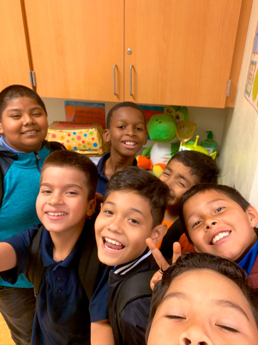 LaLovelyMaestra's tweet image. Late post, but my #ClassyClass🎒has bragging rights! We got the #PerfectAttendance Trophy again, AND The Golden Spatula! So, so, so #ParksideProud of their hard work and accomplishments! #ClassFamily #CastillosClassyClass🎒