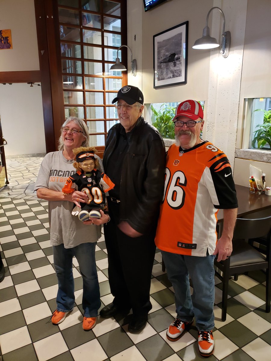 kdwhodey's tweet image. This is happening. Brent Musburger took a minute to give these fans some respect. #AnotherMemory on the road.