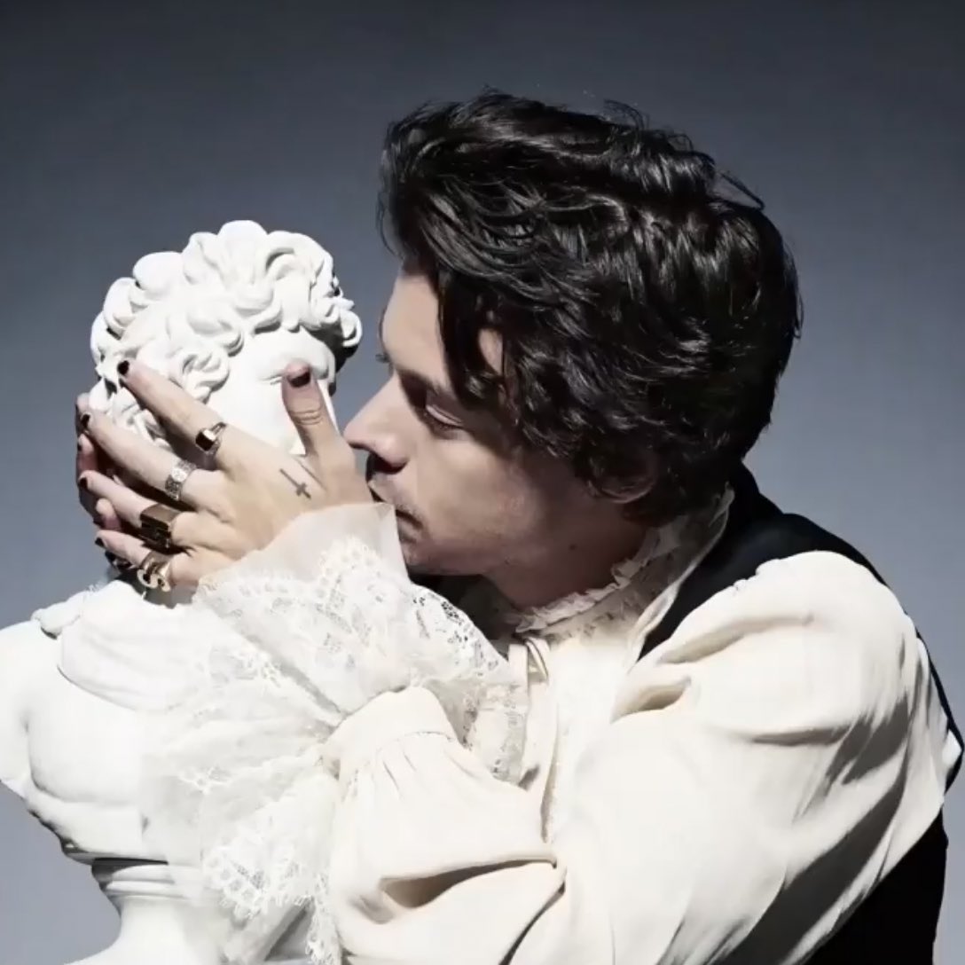 TheHSUpdate's tweet photo. Harry for SNL! https://t.co/kb92apvOLJ