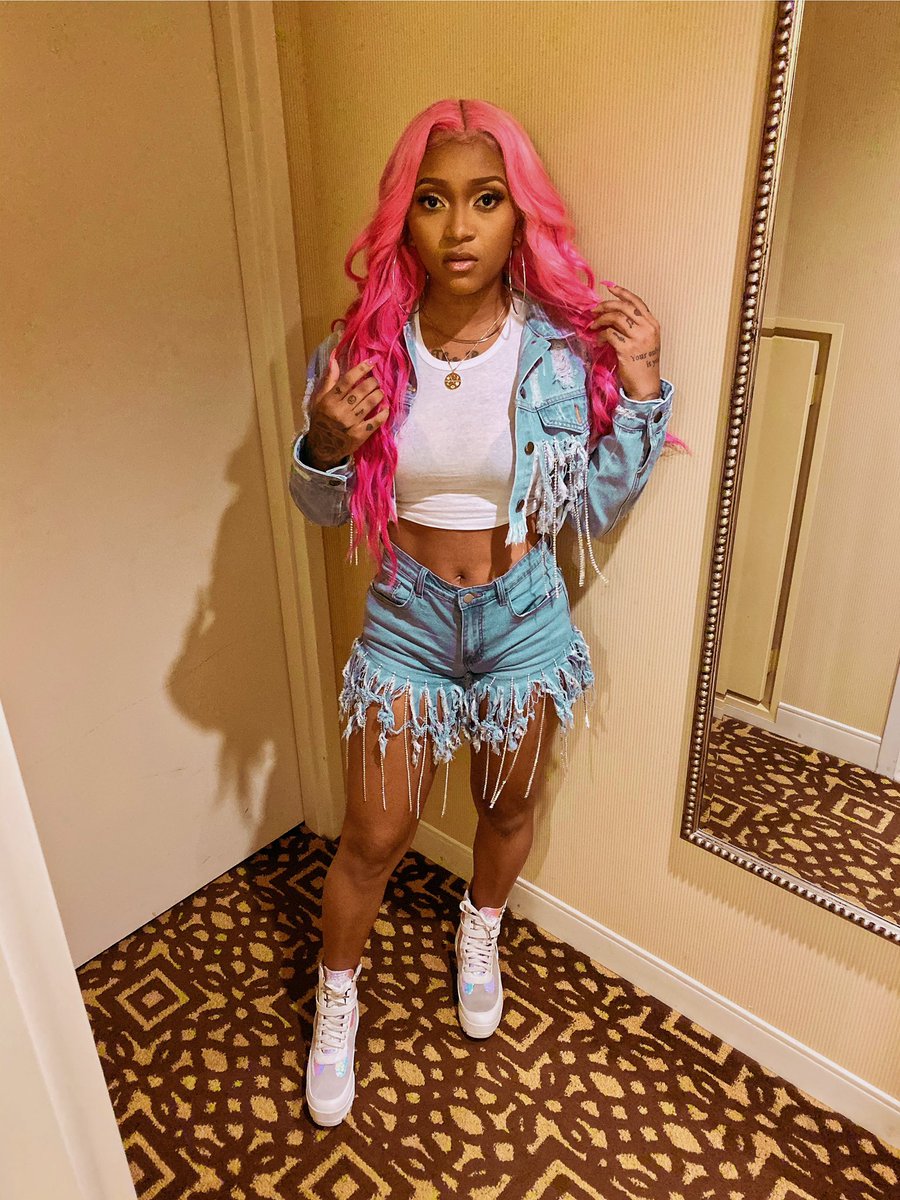 _DomoWilson1's tweet photo. I don’t really give a fuck and my excuse is that I’m young 💕💅🏽 #LilBootiesMatter https://t.co/HOMN5lMEMV