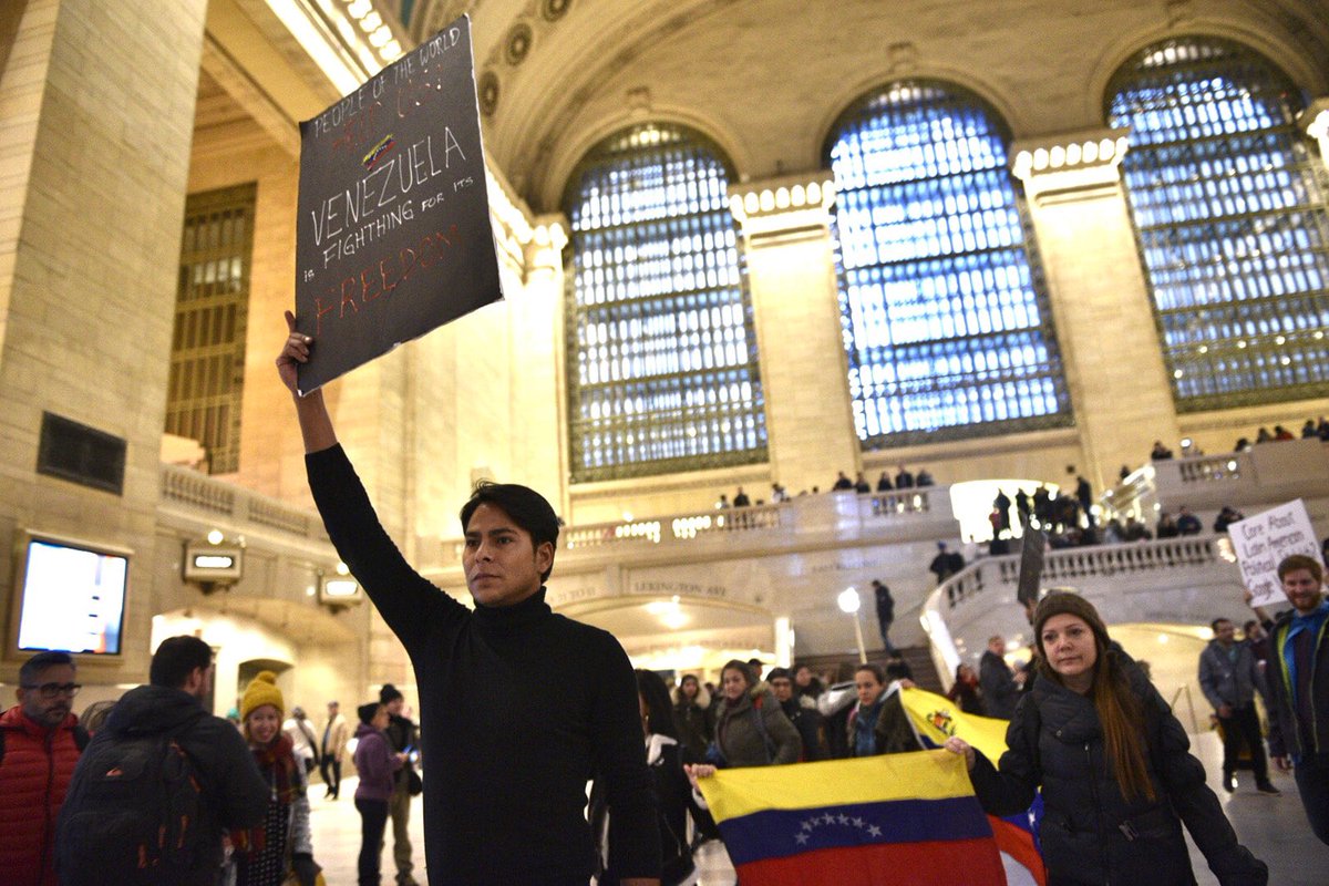 erick_rozo's tweet photo. Tenemos derecho a todo menos a rendirnos. #NewYork dice presente. #VenezuelaDespierta https://t.co/FS0BuAfIyb
