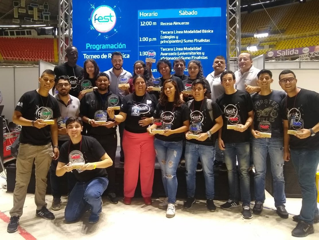 TICAlcaldiaCali's tweet photo. .@StevenUrbanoG con parte del equipo de la Rama IEEE Univalle y organizadores del torneo Internacional de Robótica LatinBot quiénes apoyaron logísticamente la realización del torneo de robótica del #Tecnofest2019.
#DaticTeConectaConElProgreso https://t.co/smxjI4DIDo