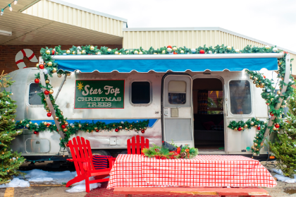 hallmarkchannel's tweet photo. After years of great memories and happy customers, Clem @clarkepeters isn’t ready to say goodbye to the Christmas tree lot. Can Nick @jessemetcalfe help him? #ChristmasUndertheStars #CountdowntoChristmas https://t.co/T2j2nT4hjp