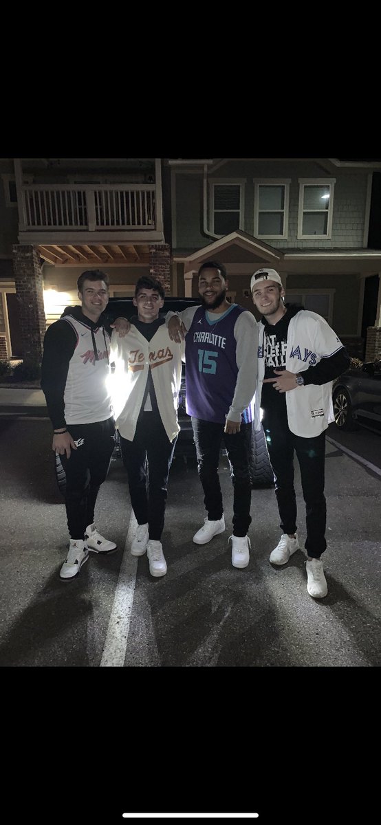 Jmacl_'s tweet photo. @Nickdaniel30 a bum but mississippi st lit tho https://t.co/5W6ZQKi0qq