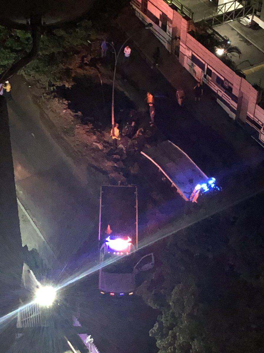 A esta hora 11 pm aun no han podido sacar el carro del mega hueco en Los Naranjos. Quien responde por los daños causados ? <a href="/HIDROCAPITALca/">Hidrocapital</a> <a href="/eliasayegh/">Elías Sayegh</a> <a href="/ElHatillo/">Alcaldía El Hatillo</a> <a href="/jss_fernandez/">Jesús A. Fernández</a> <a href="/ASONARANJOS2018/">ASONARANJOS</a>