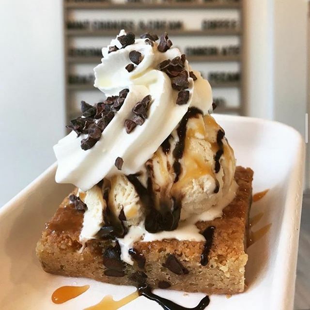 Taking the chill off with a warm blondie sundae 😻 ift.tt/37bMfpD