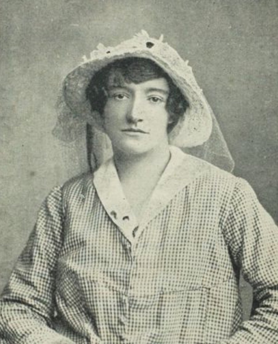 The 17th  #MiniMná is Grace Gifford Plunkett. Grace was a professional cartoonist and used her skill to promote Republicanism after her husband Joseph was executed following the Rising. Jailed during the Civil War, she went on to illustrate works by Yeats, among others.  #Mnávember