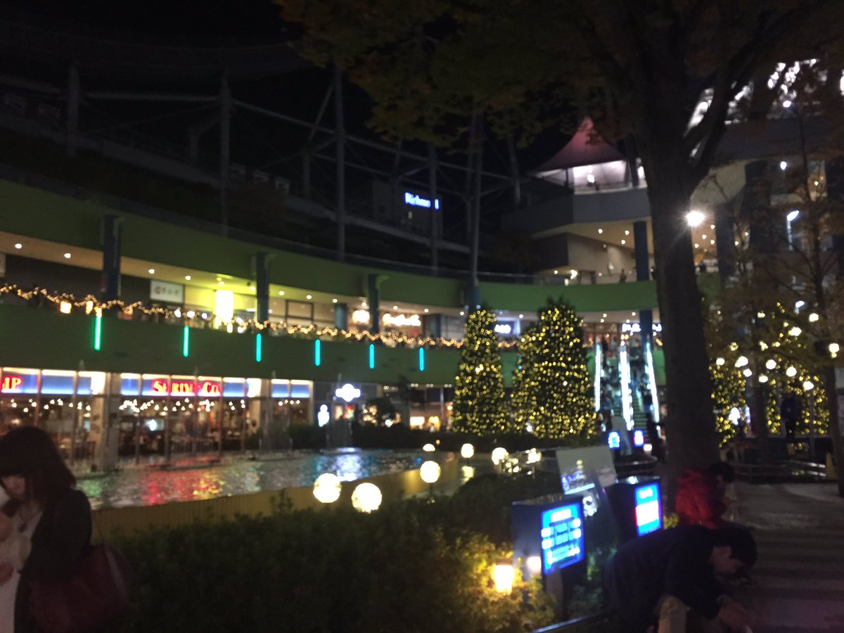 ささかま デートスポットでアイドルと握手するオタク達