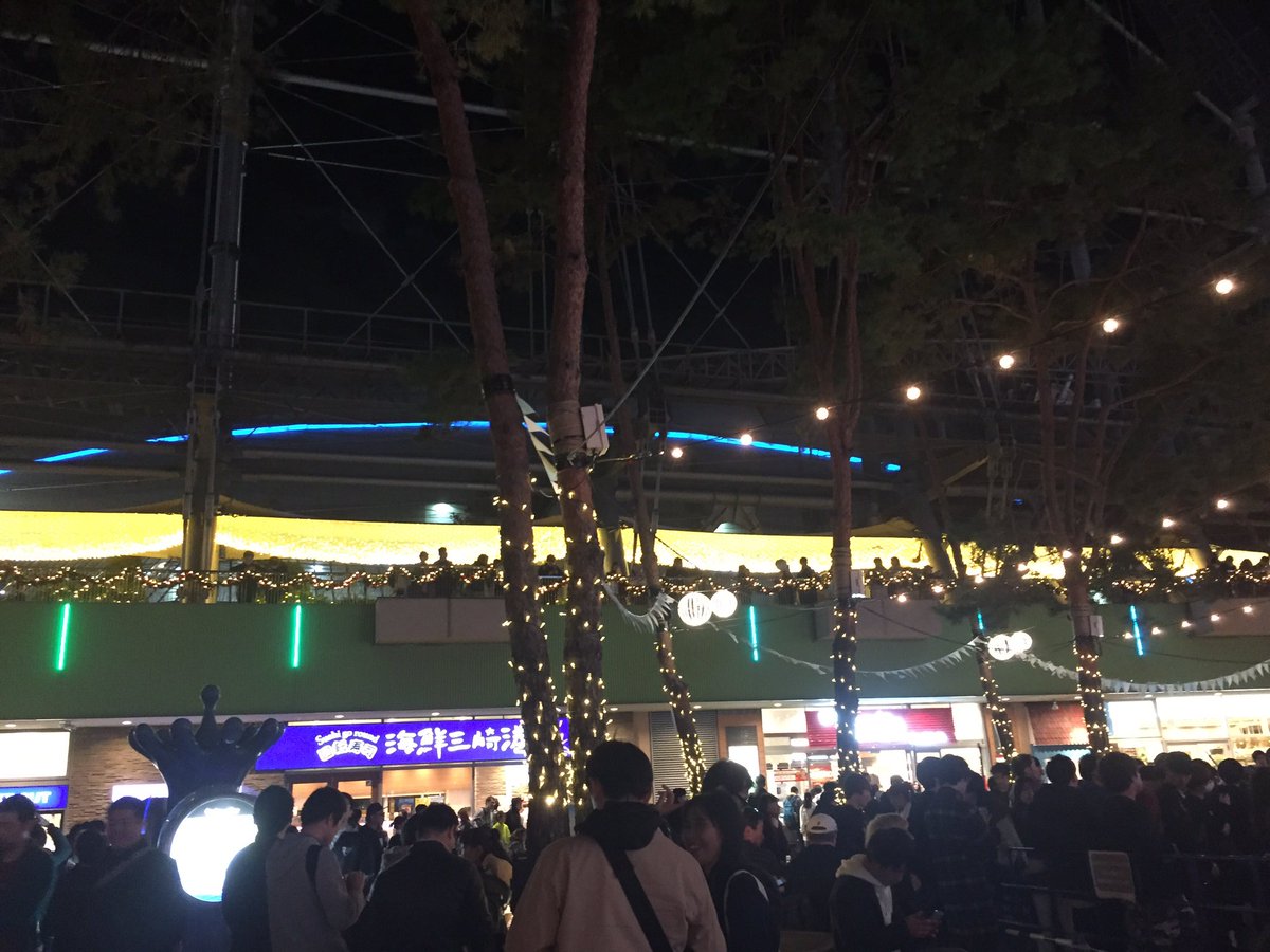 ささかま デートスポットでアイドルと握手するオタク達