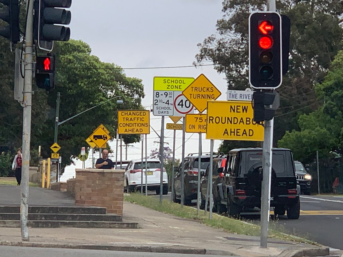 docmegatronic's tweet image. Clearly a street appropriate only for speed readers #toomanysigns #speedreader