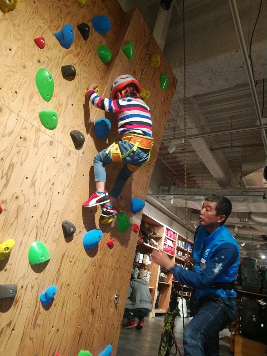 石井スポーツ登山本店 石井スポーツリンクス梅田店 大阪本店が移転してドデカくオープン 驚愕の広さ とにかくスゴい なんでもあります ちびっ子もオトンもクライミング体験が無料で体験出来ちゃいます リンクス梅田 石井スポーツ ヨドバシ梅田