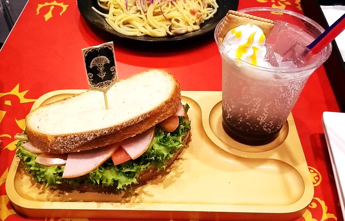 スクエニカッフェ行ってきた～～!!ユグノアサンドイッチ食べれて満足?✨コースターはシルビアちゃん来なかったけど勇者来てくれたので良かった…? 