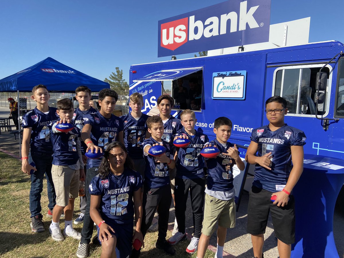 ChrissyZ06's tweet photo. Thank you @usbank for supporting our youth football team in Las Vegas at the UNLV-Hawaii game!! The boys had a blast and enjoyed their cupcakes!! #communitypossible https://t.co/QHvsPDzUXh