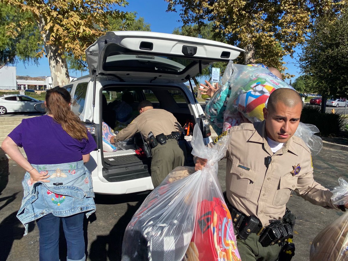 SCVSHERIFF's tweet image. Several bags of homemade blankets were dropped off by #ProjectLinus. Volunteers made the blankets to provide love &amp;amp; security to children who have been through trauma. Deputies are going to stock cars w/ the blankets so they’ll them on hand at the community vigil.