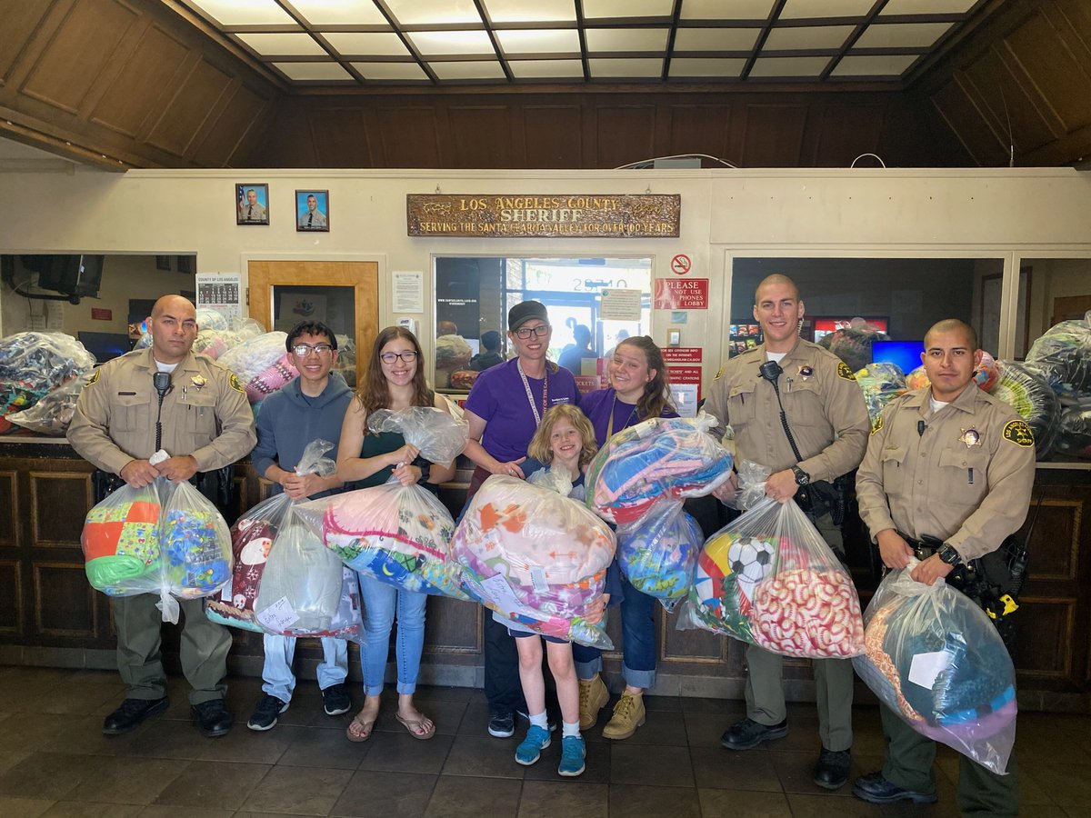 SCVSHERIFF's tweet image. Several bags of homemade blankets were dropped off by #ProjectLinus. Volunteers made the blankets to provide love &amp;amp; security to children who have been through trauma. Deputies are going to stock cars w/ the blankets so they’ll them on hand at the community vigil.