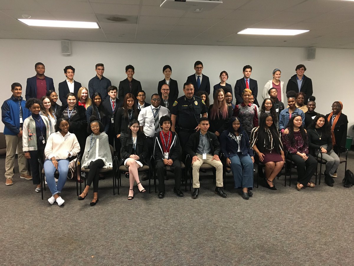 ArtAcevedo's tweet photo. While visiting with great young folks today our conversation included a discussion on the issues facing LGBTQ youth. I am proud of this life saving video and the teens truly appreciated reviewing it.
Austin police video: 'It gets better' https://t.co/iqQH3T9Y9u via @YouTube https://t.co/fV4UbmBUix