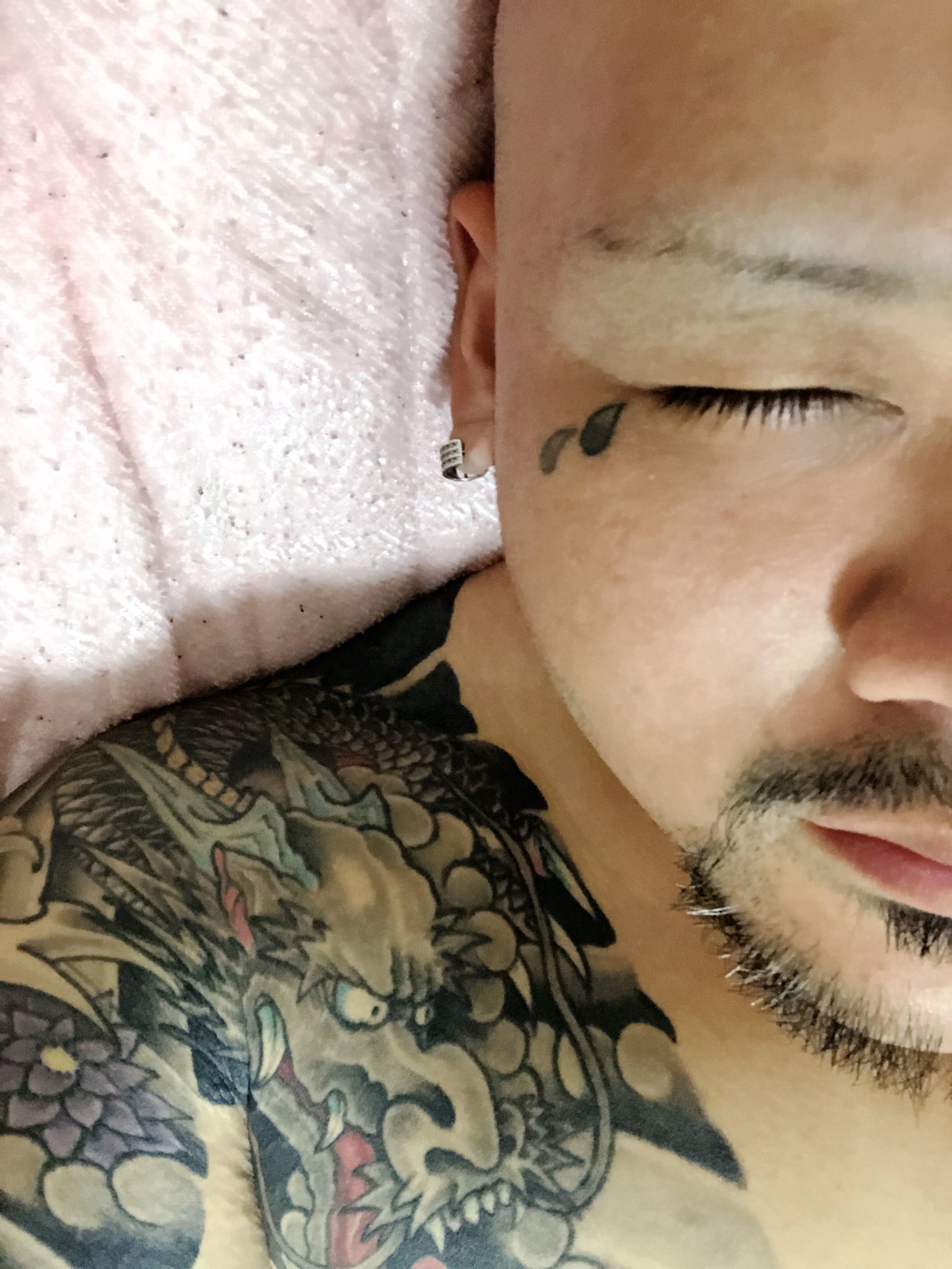 なべ太朗 この前外国人に片言で話しかけられた アナタはチカーノ ですか って言われたからジャパニーズコメディアンですって言うといた笑スキンヘッドで顔にティアドロップのタトゥーとロークかけてたからな笑 チカーノ ティアドロップ 顔タトゥー
