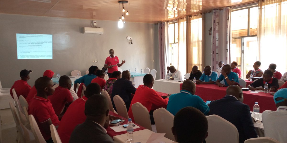 KamanziJeanBos3's tweet photo. Abayobozi mu nzego z'Umuryango @rpfinkotanyi mu Murenge wa Muhoza @MMusanze kuva ku Murenge kugeza mu Tugari bari mu mwiherero wabahuje. Urimo kubera kuri #BestViewHotel. Turimo kuganira ku: Idewoloji y'Umuryango RPF Inkotanyi, Imyitwarire y'Abamuryango/Abayobozi, HSI, Ejo Heza.. https://t.co/ZiyWEi4Yg7